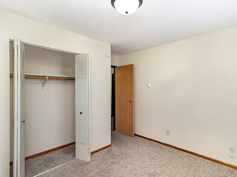 Hutchinson, MN Echo Manor Apartments | 21A | Bedroom