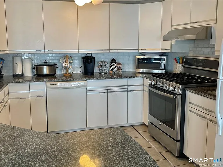 39 Pepperidge Ave — Photo 8