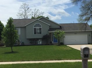 8245 Fairwood Dr, Jenison, MI 49428