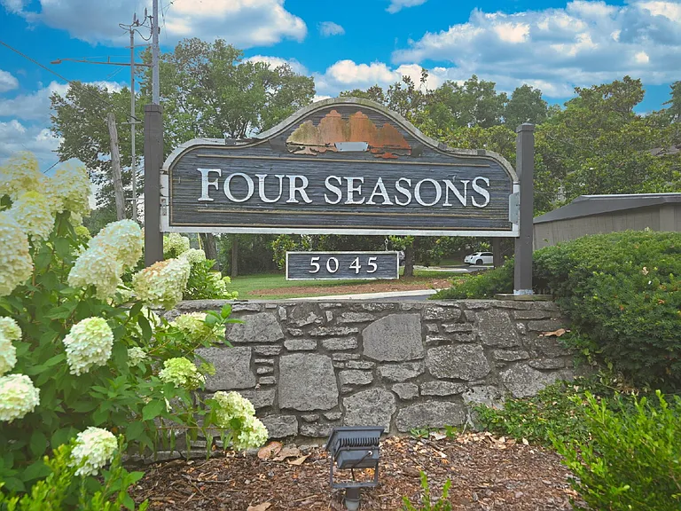 215 Summit Ridge Dr — Photo 2
