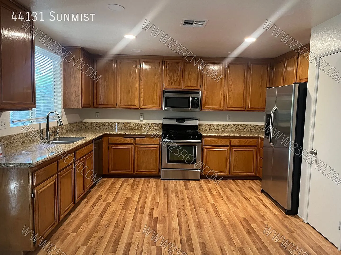 5bd/ 3bth Bonus Room East Lancaster — Photo 4
