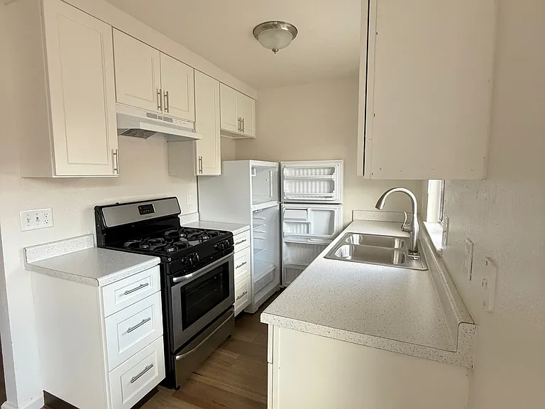 428 E Locust St — Photo 4