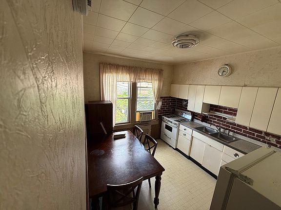 5th image of 118 Poplar St Floor 1