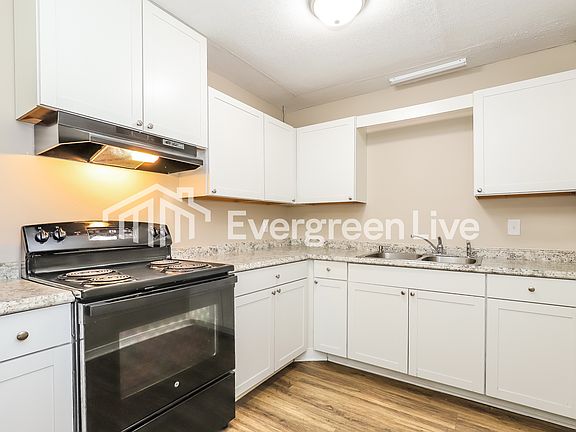 5th image of 107 Camden Cir