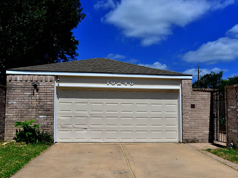 16246 New Field Dr — Photo 2