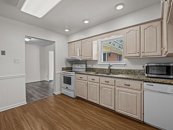 3rd image of 4960 Narragansett Dr