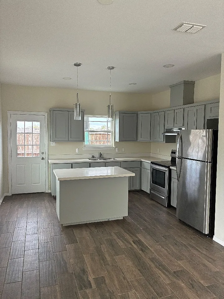 2 bed, 950 sqft, $975 — Photo 2