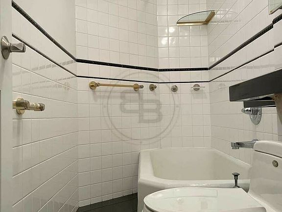 4th image of 13 E 7th St #3/4