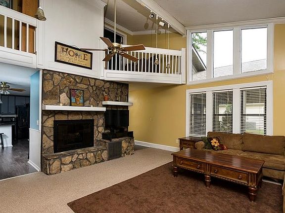 5th image of 670 Applewood Ln