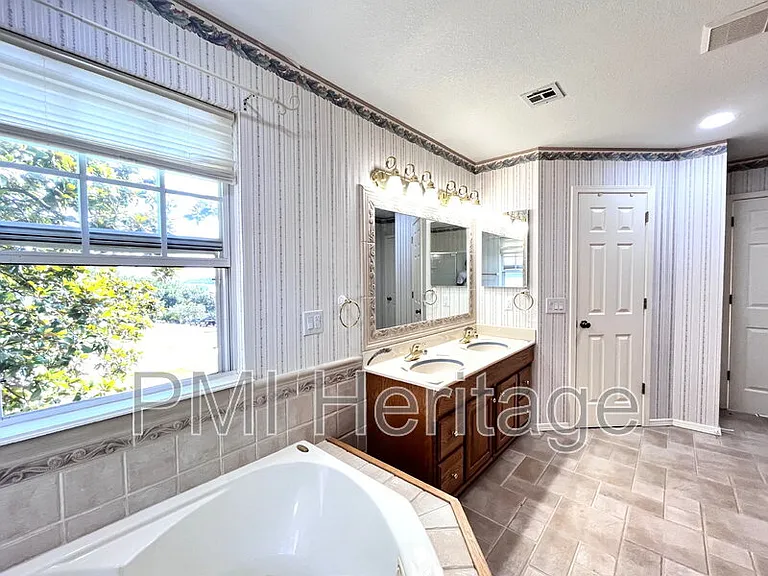 40 Portsmouth Dr — Photo 25