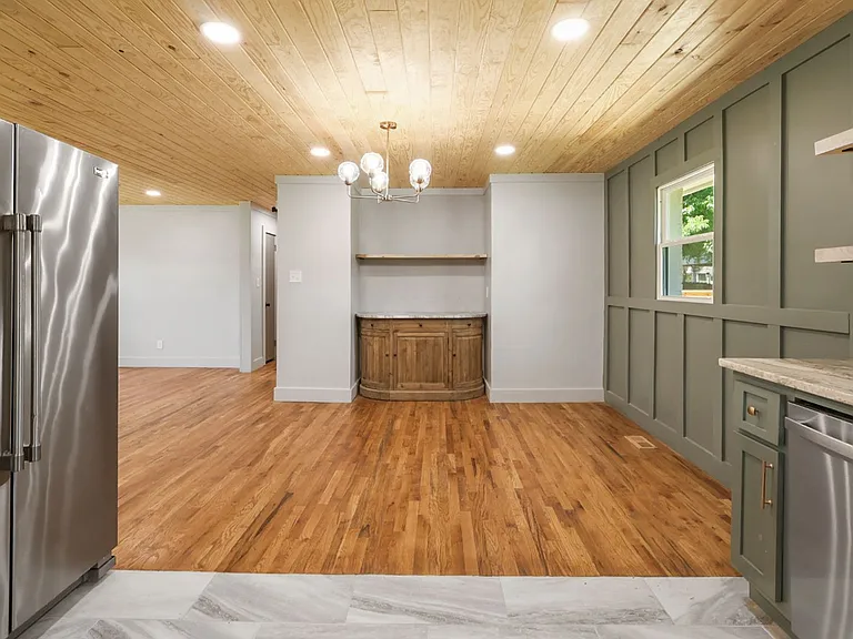 614 Holland Ct SW — Photo 6