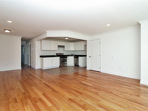 4th image of 294 Zerega Ave