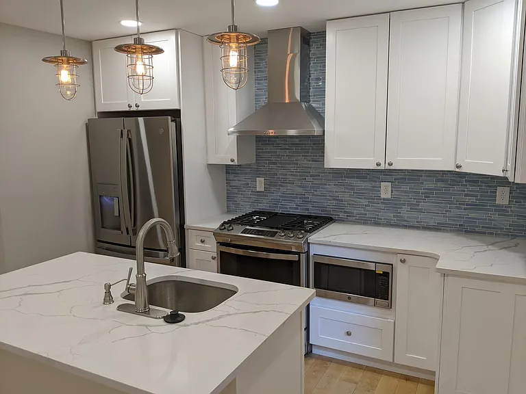 922 Catharine St — Photo 24
