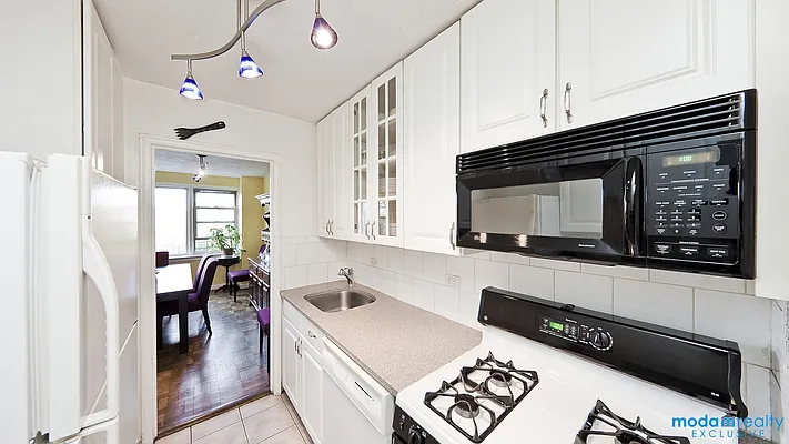 Sold by Moda Realty | media 37