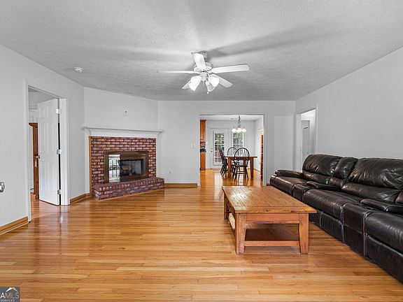 4th image of 615 Peach St