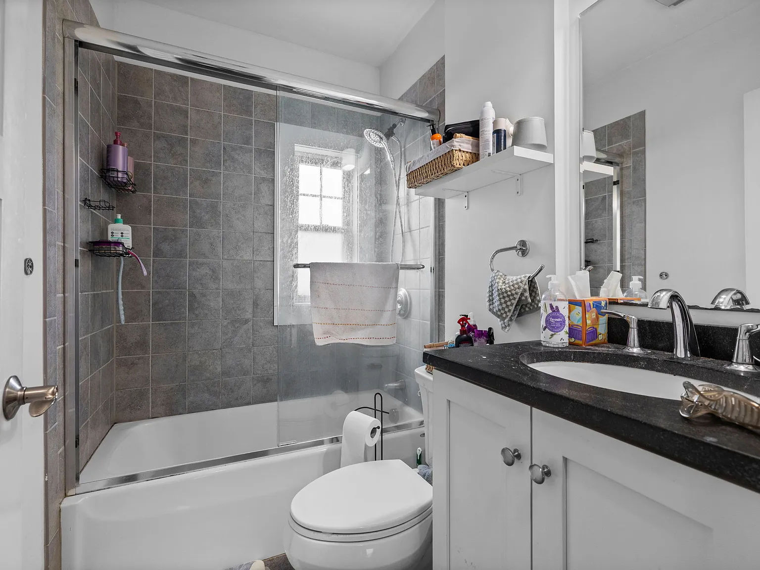 4 bed, 9999 sqft, $5,200 — Photo 3