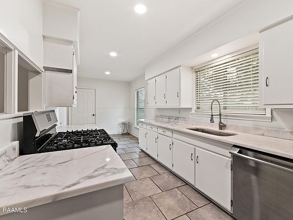 3rd image of 307 Sunny Ln