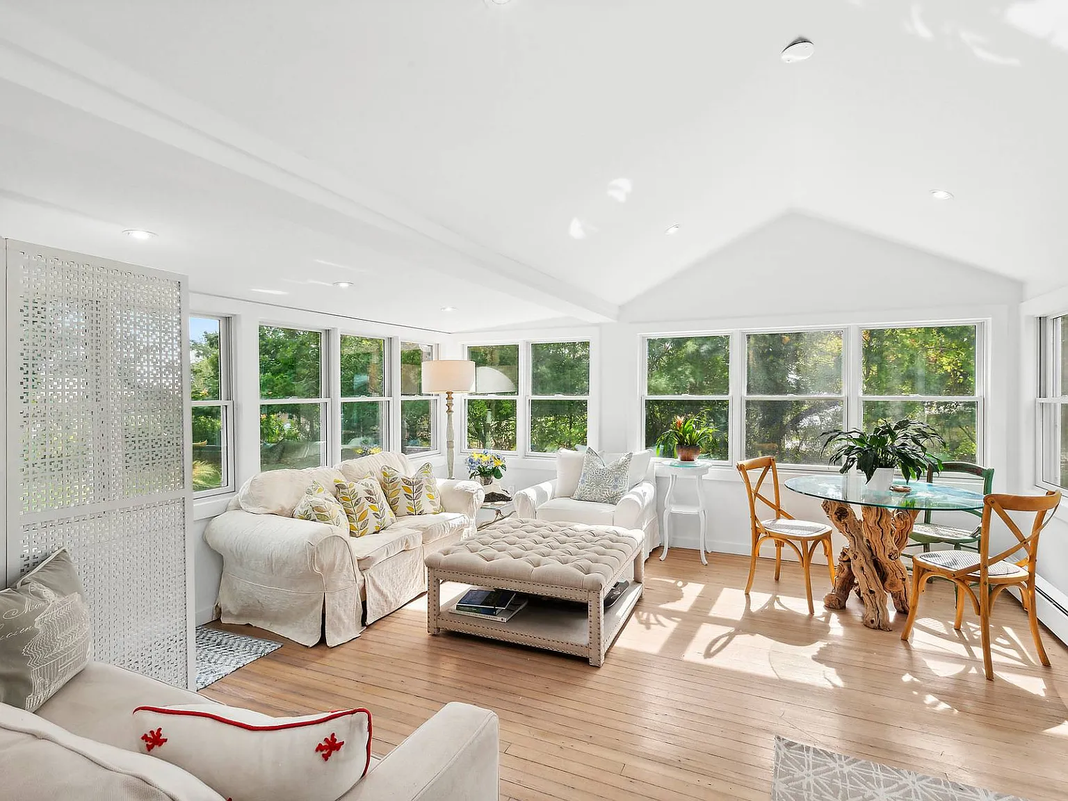 Cozy Coastal Cottage Hampton Point Bay Beach Community — Photo 1