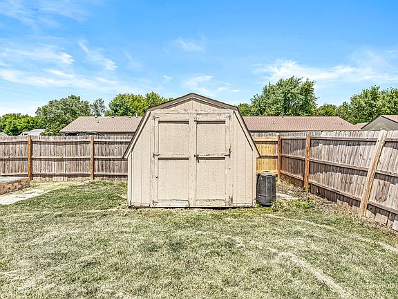 5th image of 1404 Lindsey Ln