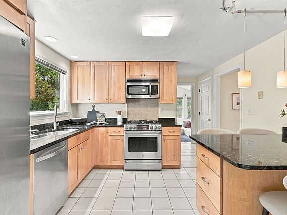 5th image of 159 Brattle St