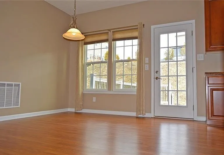 317 Maple Ridge Dr — Photo 5