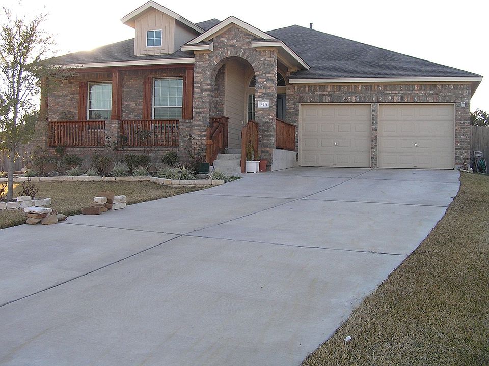 Beautiful Streetman one story home -like new!