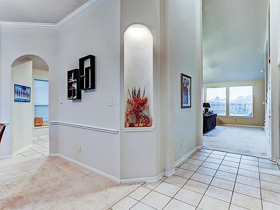 Tiled entry with a art nook