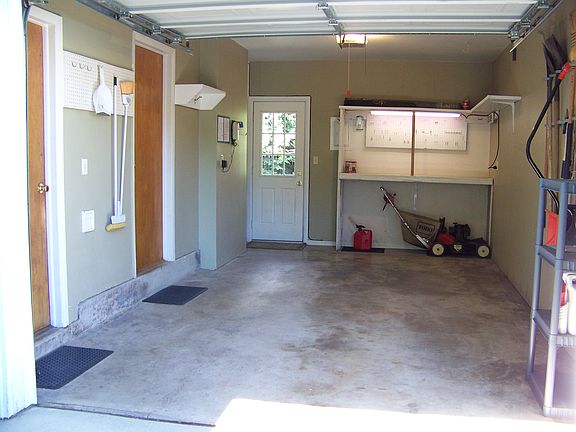 4th image of 1109 Hillcrest Dr