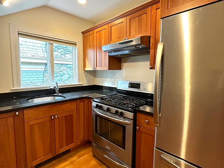 10 Selkirk Rd #4 — Photo 11