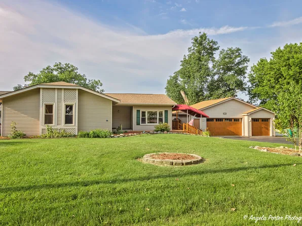 1011 Fortress Dr, McHenry, IL 60050
