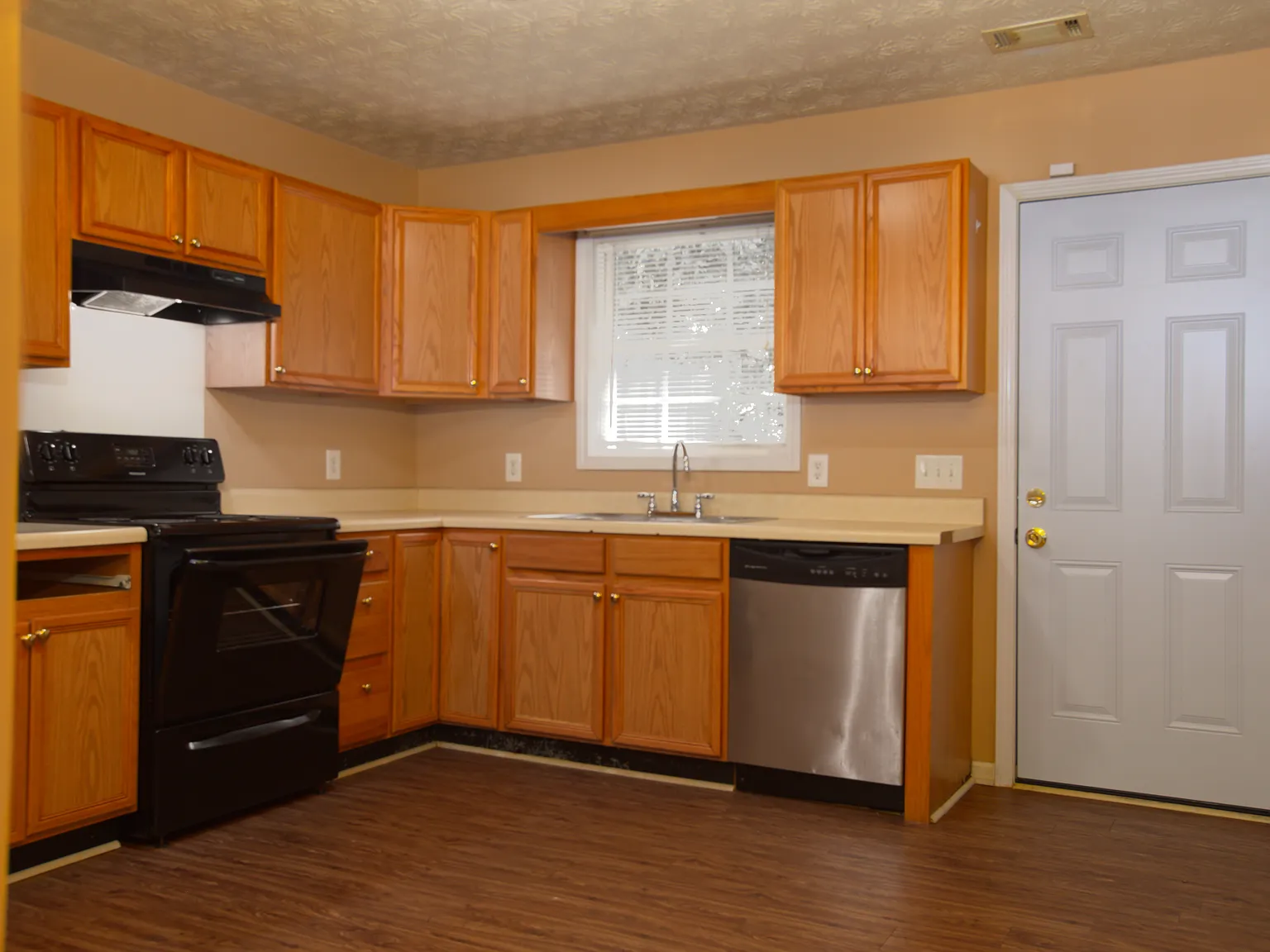 3 bed, 1210 sqft, $1,350 — Photo 4