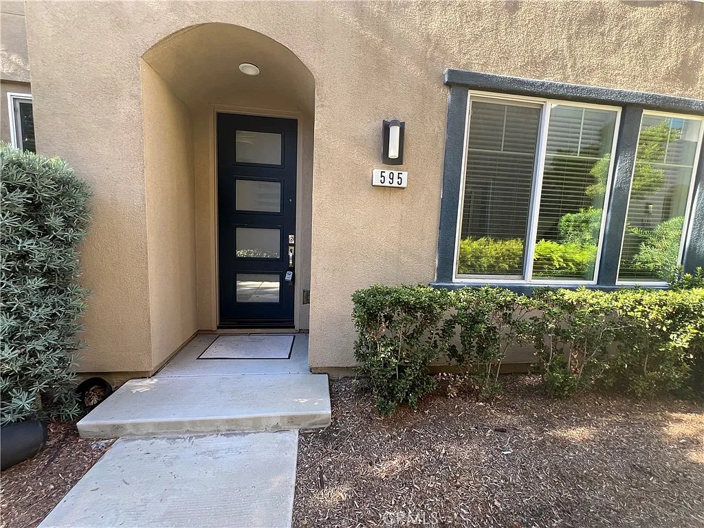 3 bed, 2.5 bath, 1902 sqft, $4,950 — Photo 3
