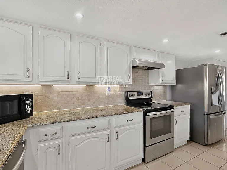 4548 Newcombe Dr — Photo 14