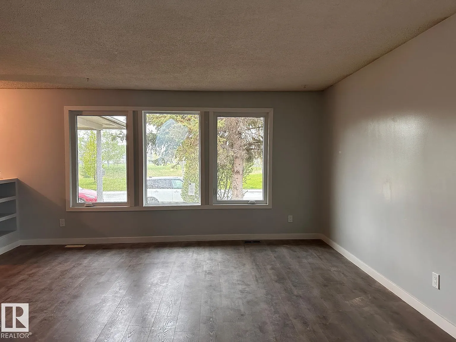 3 bed, 1.5 bath, 1299 sqft, $1,600 — Photo 2