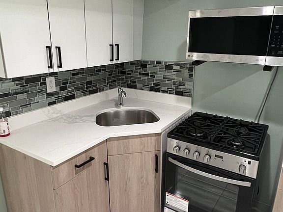 3rd image of 18808 Mangin Ave