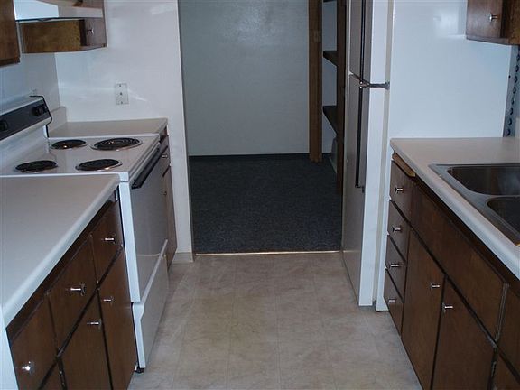 UH SV 2, 3, bedroom kitchen