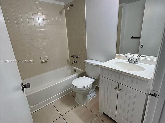 4th image of 400 Palm Cir W APT 202