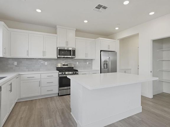 3rd image of 464 Coolcrest Dr