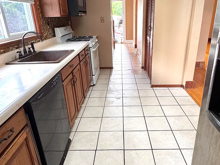 1616 Leolyn St — Photo 8