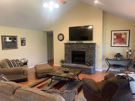 Living Room/vaulted ceilings
