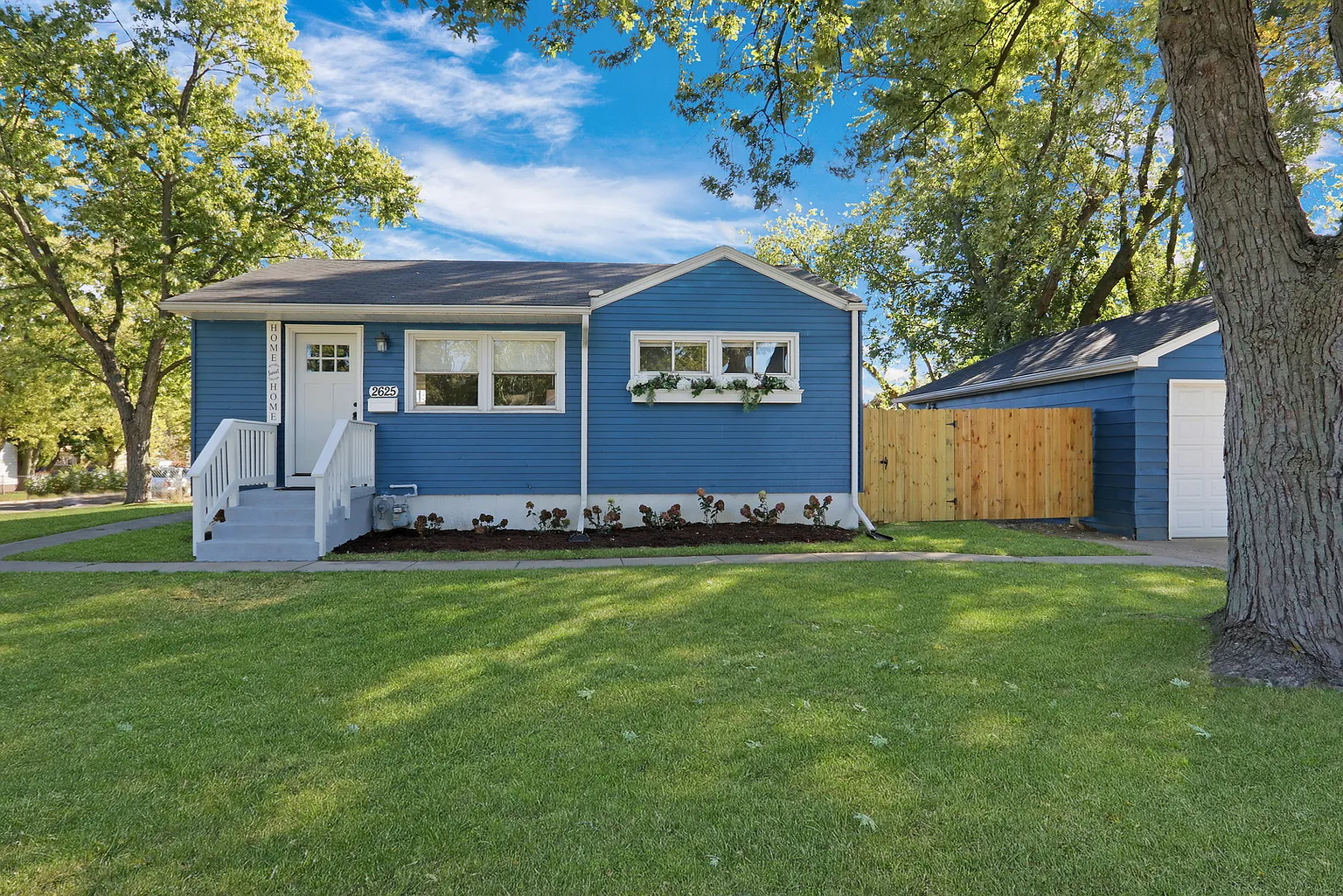2625 N Lewis Ave photo 1