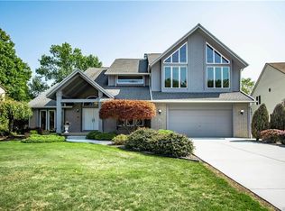 178 Viscount Dr, Williamsville, NY 14221