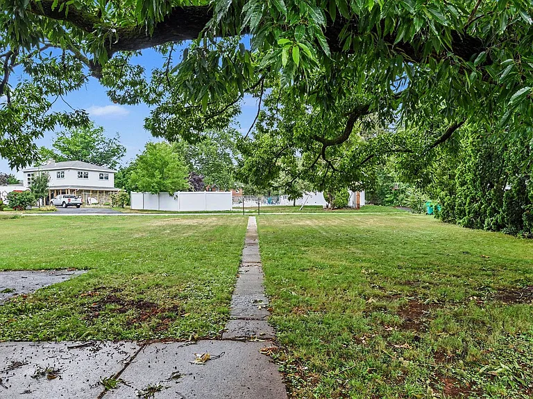 125 W Governor Rd — Photo 25