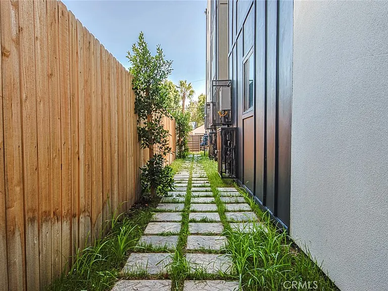 10719 Addison St — Photo 22