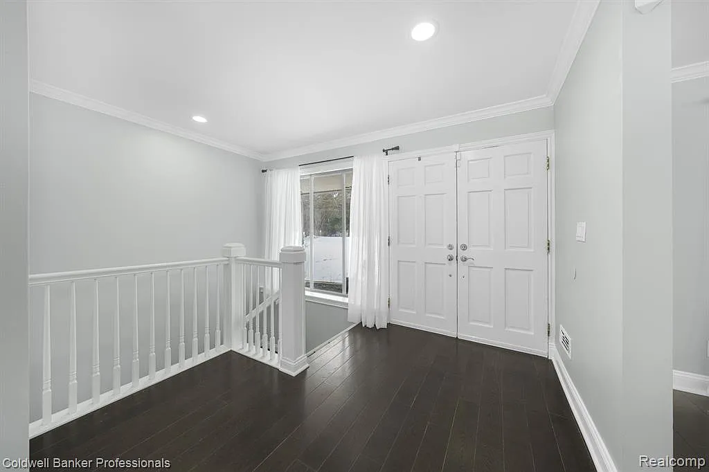 5 bed, 3.5 bath, 2486 sqft, $4,400 — Photo 3