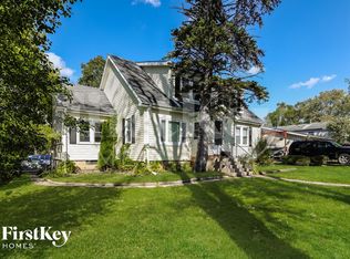 14 E Willow Dr, Round Lake Park, IL 60073