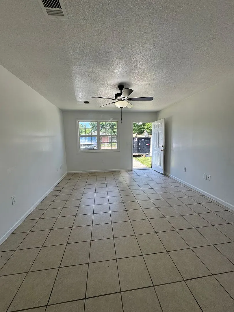 2 Bed / 1 Bath Apartment In Truman. Ready Now! — Photo 4