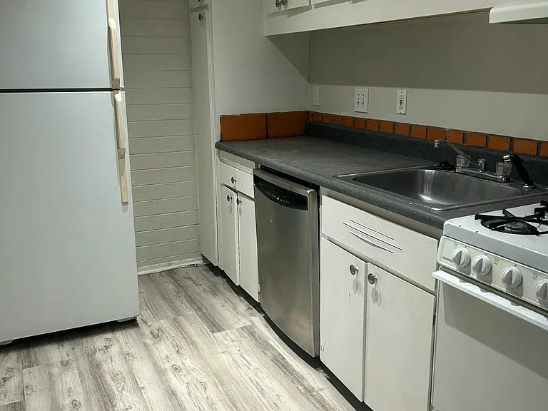 320 E Willetta St #7 — Photo 10