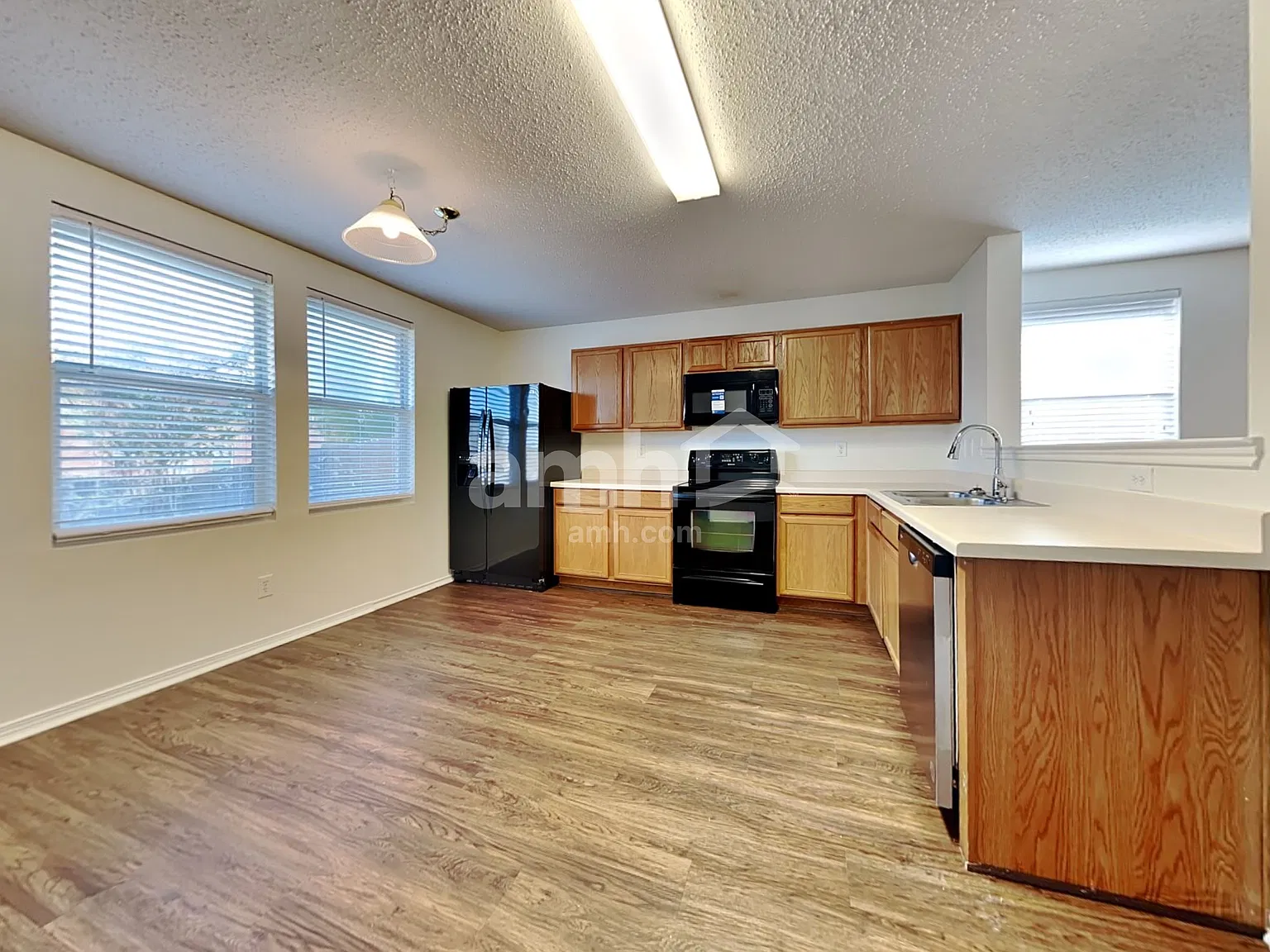 3 bed, 2.0 bath, 1665 sqft, $1,995 — Photo 3