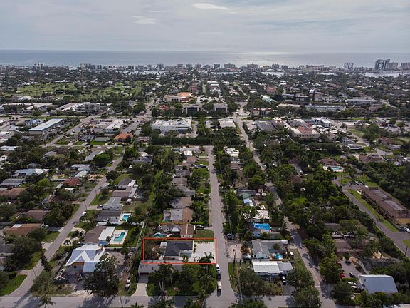 Ride your bike to the beach! Close to Naples shopping, restaurants, parks